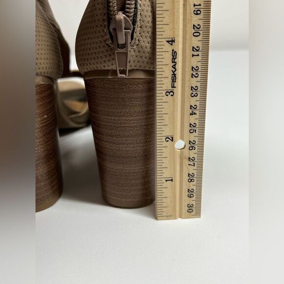 Kenneth Cole Womens Hit T-Strap Taupe T-Strap Heels Size 8,5 - Picture 7 of 16